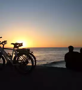 Balade vélo sur la plage au coucher de soleil