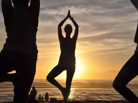 Yoga sur les plages océanes